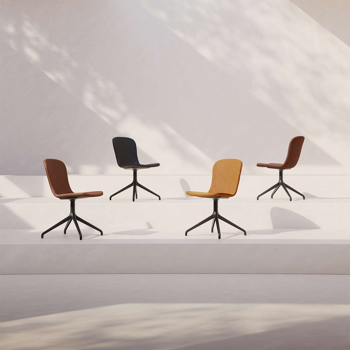 Chair no. One S1 Terra Black spisestol med dreiefot i aluminium og polstret sete i lær fra SPOOR.