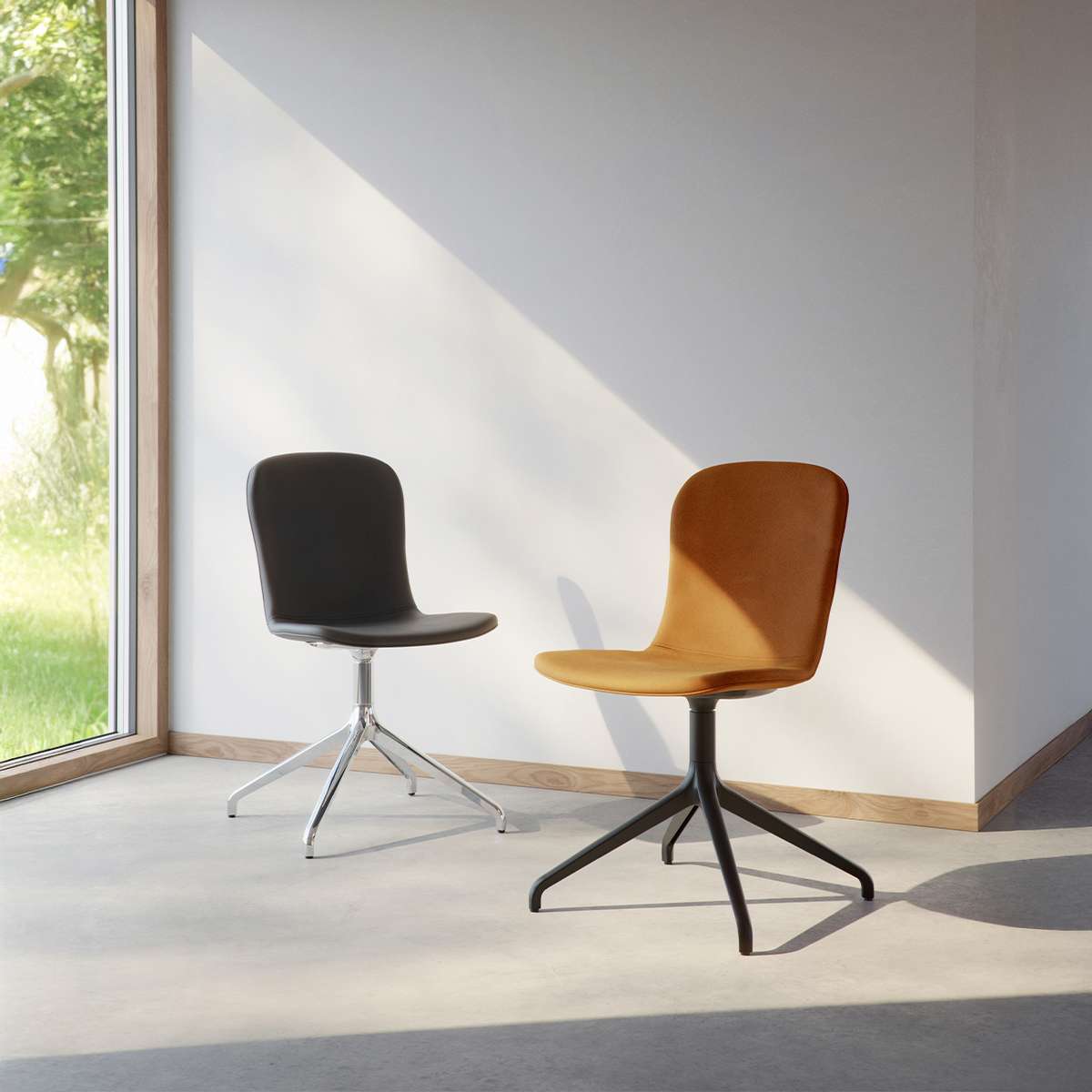 Chair no. One S1 spisestol i Terra Black med polert aluminium dreiefot i et lyst rom