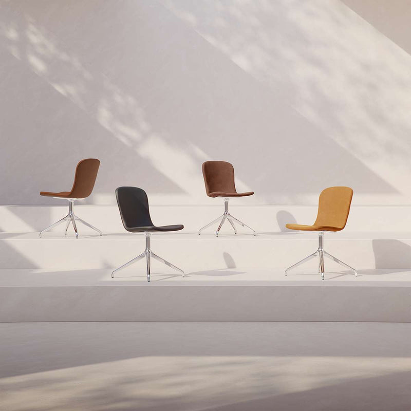 Stol no. One S1 med dreiefot i polert aluminium og Luna Sandstone skinnsete.