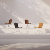 Chair no. One S1 spisestol med dreiefot i polert aluminium i Luna Sandstone farge.