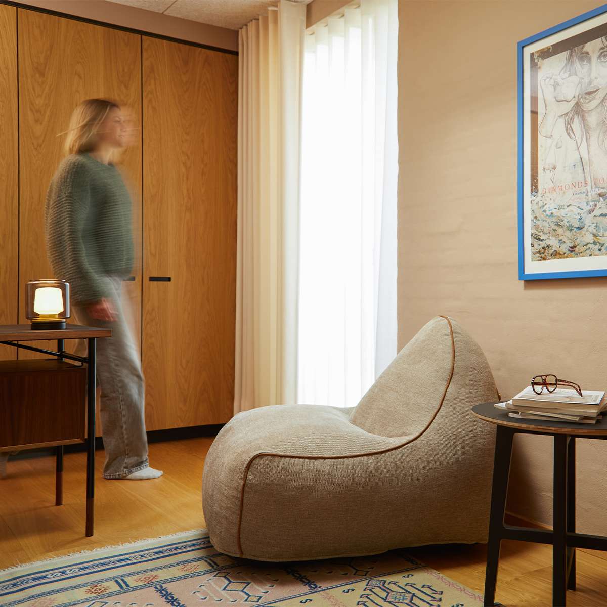 SACKit Chair Indoor i rund form med mykt Cosmo Olive tekstil og kaldskumfyll, innendørs saccosekkstol.