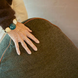SACKit Chair Indoor i rund form med myk Cosmo Olive tekstil og kaldskumfyll, plassert i lyst rom.