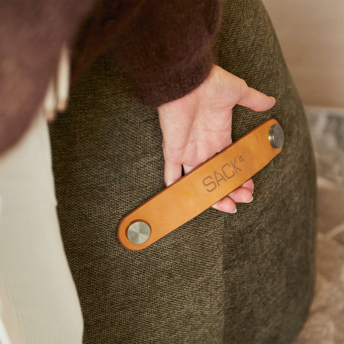 SACKit Chair & Pouf Indoor i grønn Cosmo Olive tekstil med myk, rund form og sklisikker bunn.