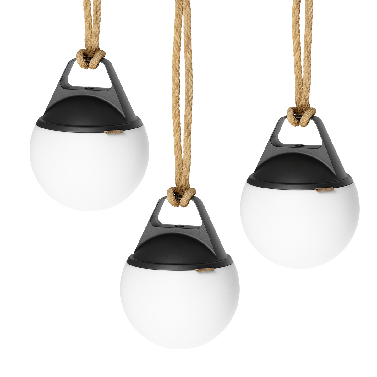 Tre runde SACKit Light 150 utendørslamper med hvite lyskuler og tauhåndtak i dansk design.