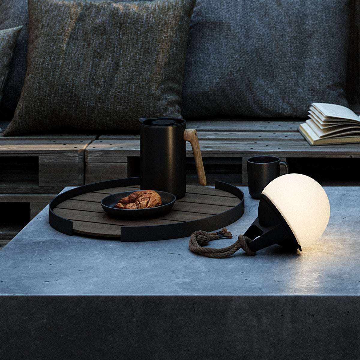 Tre runde SACKit Light 150 utendørslamper med hvite polyetylenkuler og tauhåndtak i dansk design.