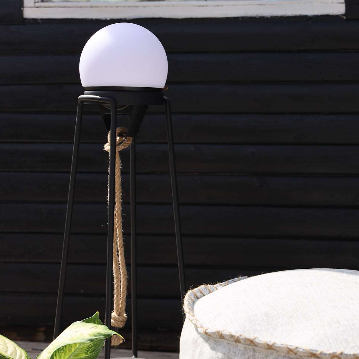 Sort pulverlakkert rustfritt stål Patio Accessory Stand med rund hvit Light 155-lyskule og hemp-tau håndtak