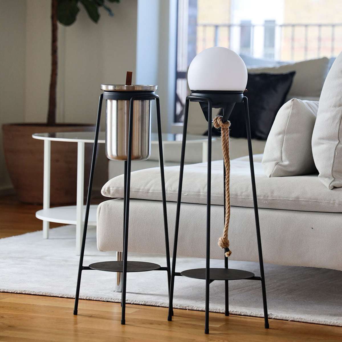 Sort pulverlakkert rustfritt stål Patio Accessory Stand med rund hvit Light 150-lampe og hemp-tau håndtak