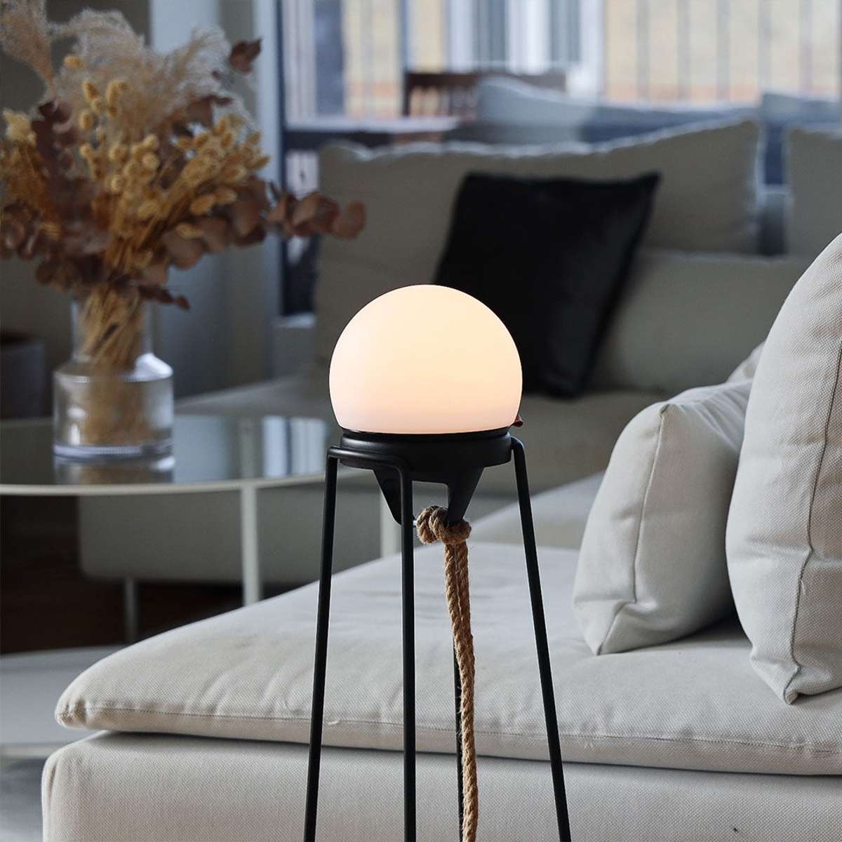 Sort pulverlakkert rustfritt stål Patio Accessory Stand med rund hvit Light 150-lyskule og hemp-tau håndtak