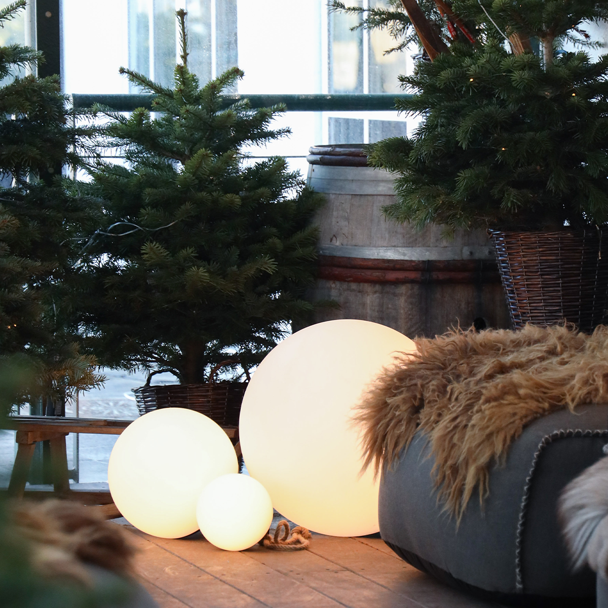 SACKit Light Combi Pack med rund lyskule og håndtak i hemp-tau, designet for utendørs bruk.