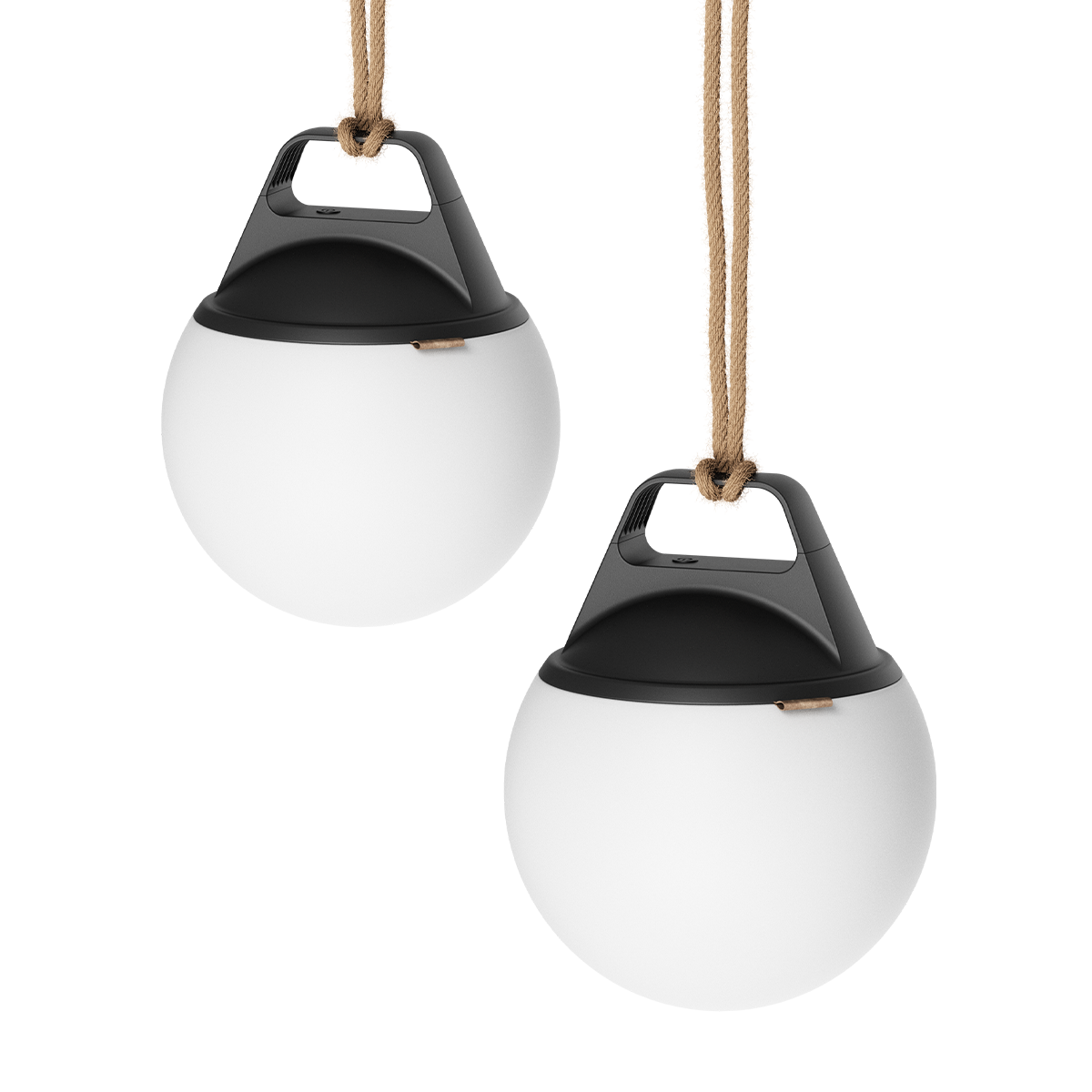 To SACKit Light 250 utendørslamper med rund hvit polyetylenlyskule og håndtak i polykarbonat og hamp-tau.