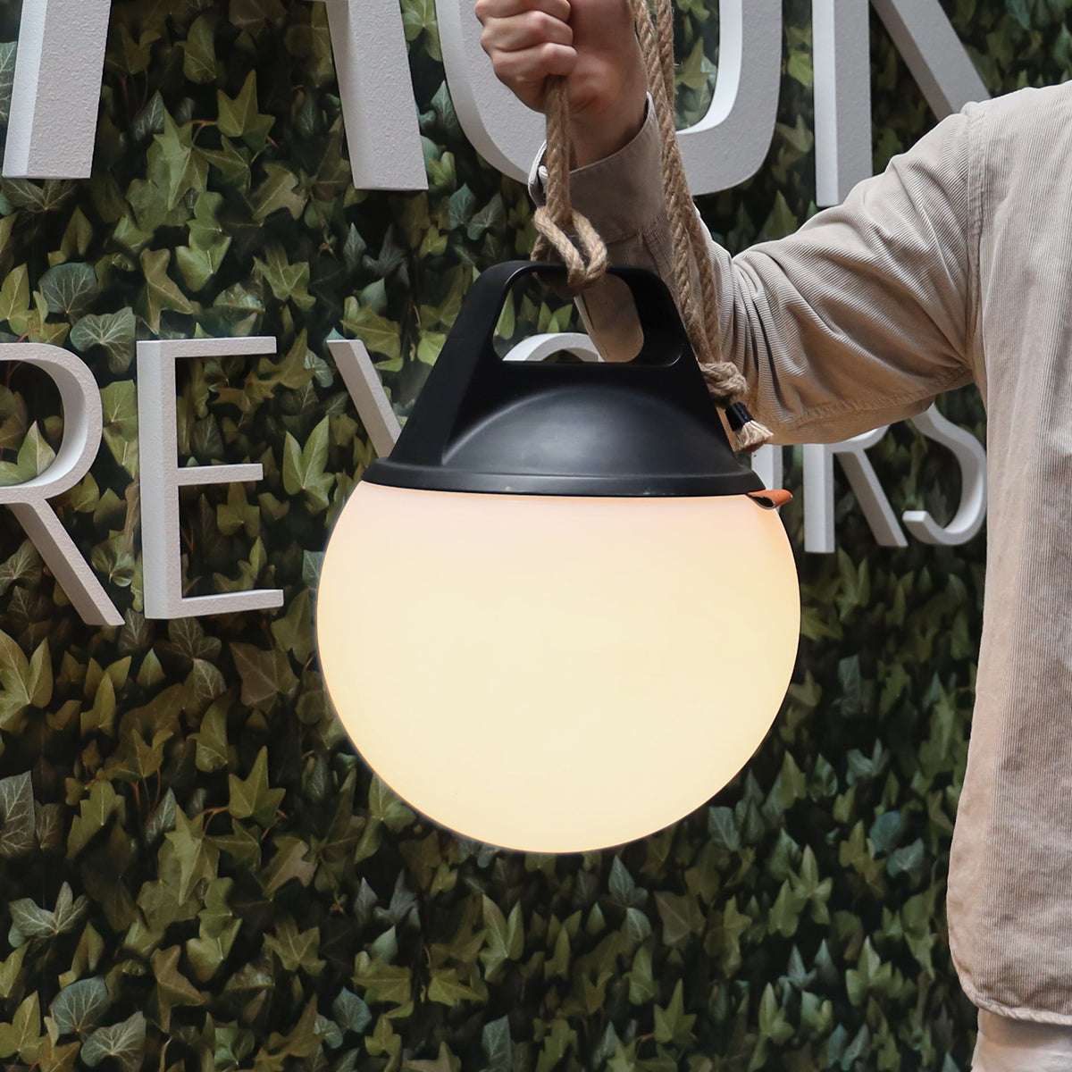 To runde SACKit Light 250 utendørslamper med håndtak av polykarbonat og hemp-tau, hvite lyskuler.