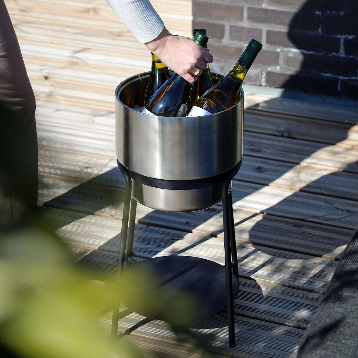 Sort Patio Accessory Stand i rustfritt stål med Wine Bucket og tilbehør utendørs.