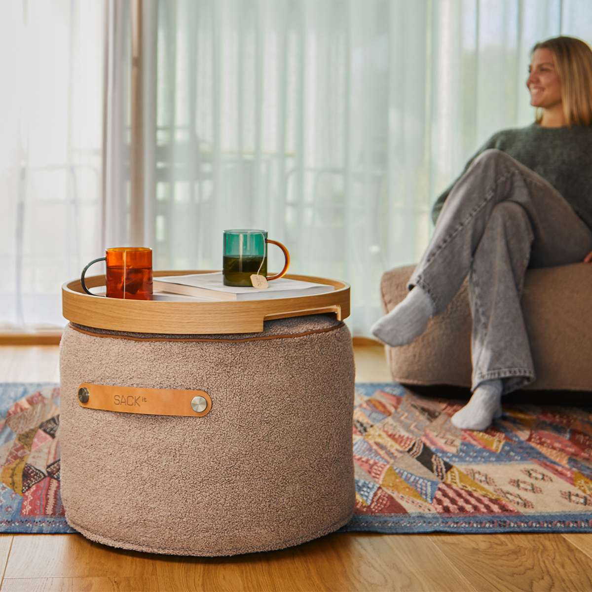 SACKit Chair & Pouf Indoor i myk Teddy Brown tekstil med rund puf og komfortabel stol i skandinavisk design.