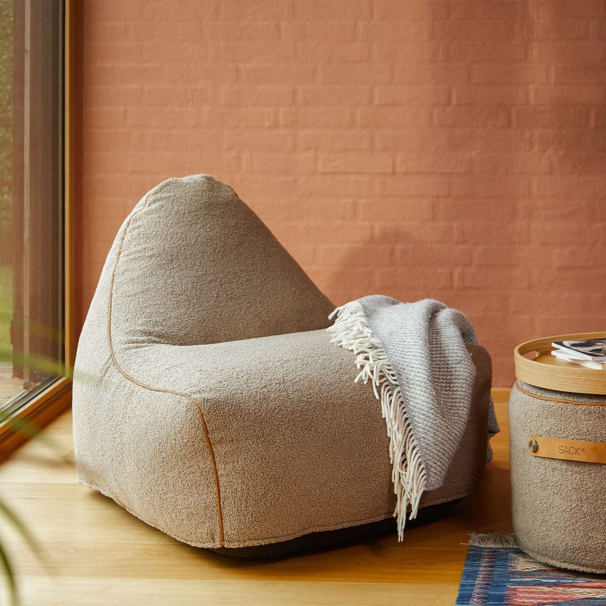 SACKit Chair & Pouf Indoor i myk Teddy Brown tekstil, loungemøbel med pute og puf i skandinavisk design.