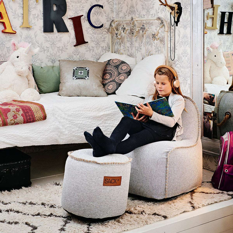 Cobana Junior Lounge Chair og puf i myk, formstøpt design med miljøsertifisert tekstil.