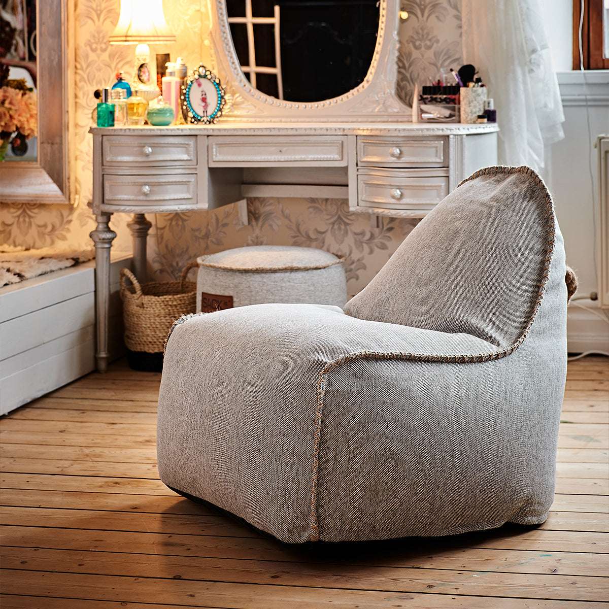 Cobana Junior Lounge Chair og puf i nøytral farge, myk og formstabil barne sakkosekk med rund puf.