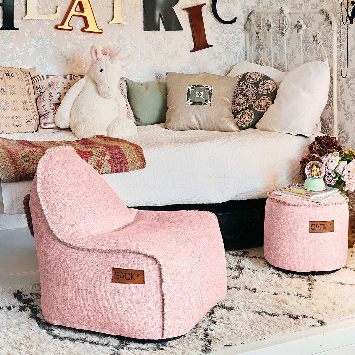 Cobana Junior Lounge Chair og pouf i rosa olefinfiber, barnesekkestol med rund form og myk utførelse.