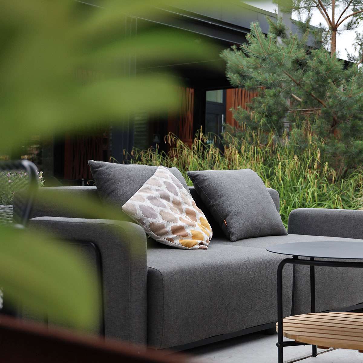 Cobana Lounge Sofa 2-seter i svart, modulær utendørs sofa med aluminiumsramme og puter.