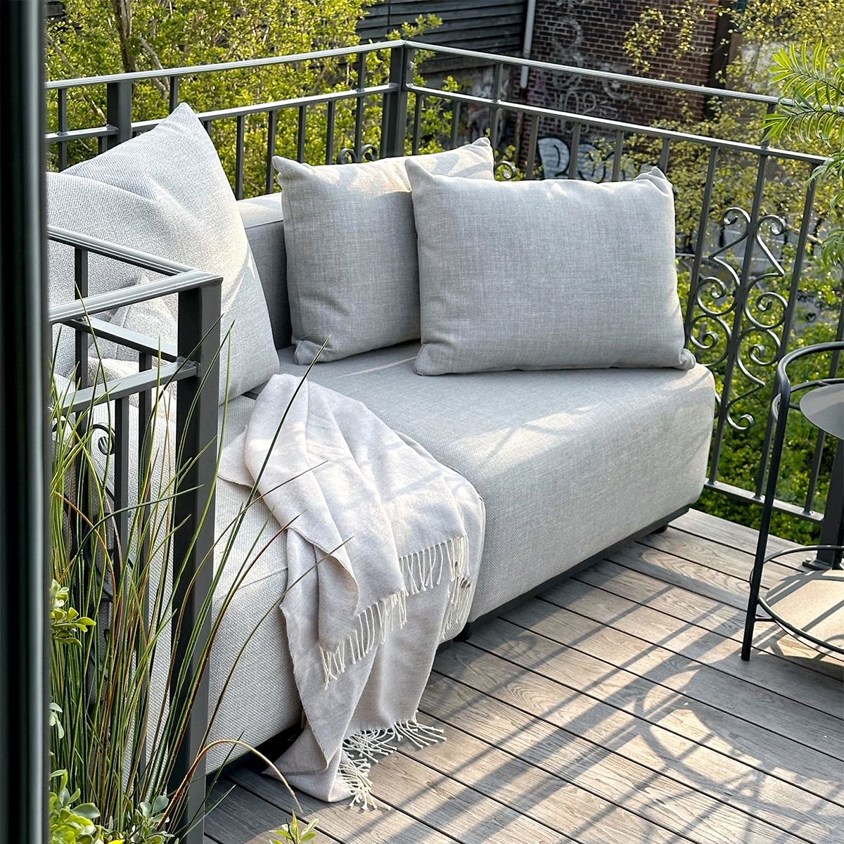 Kirra Sand Cobana Lounge Sofa 2-seter uten armlener i utendørs miljø med modulær design.