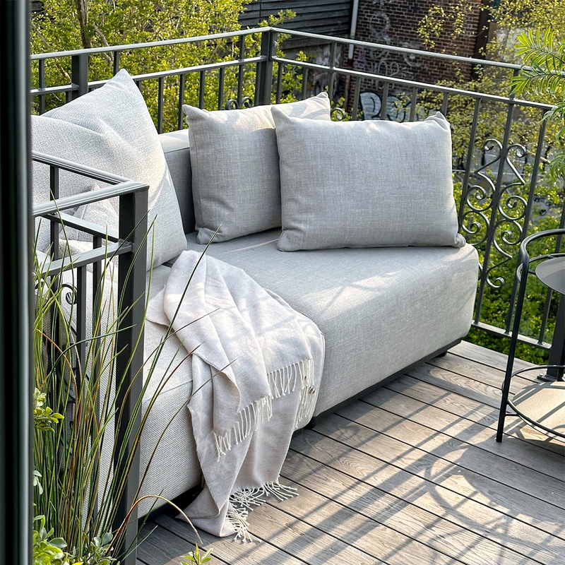 Kirra Sand Cobana Lounge Sofa 2-seter uten armlener i utendørs miljø med modulær design.