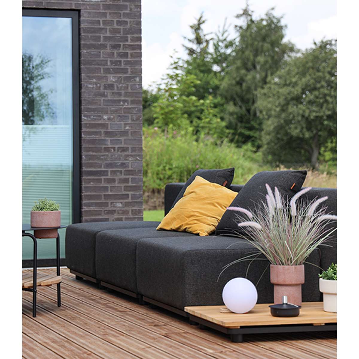 Cobana Lounge Sofa i svart uten armlener, modulbasert utesofa med rene skandinaviske linjer.