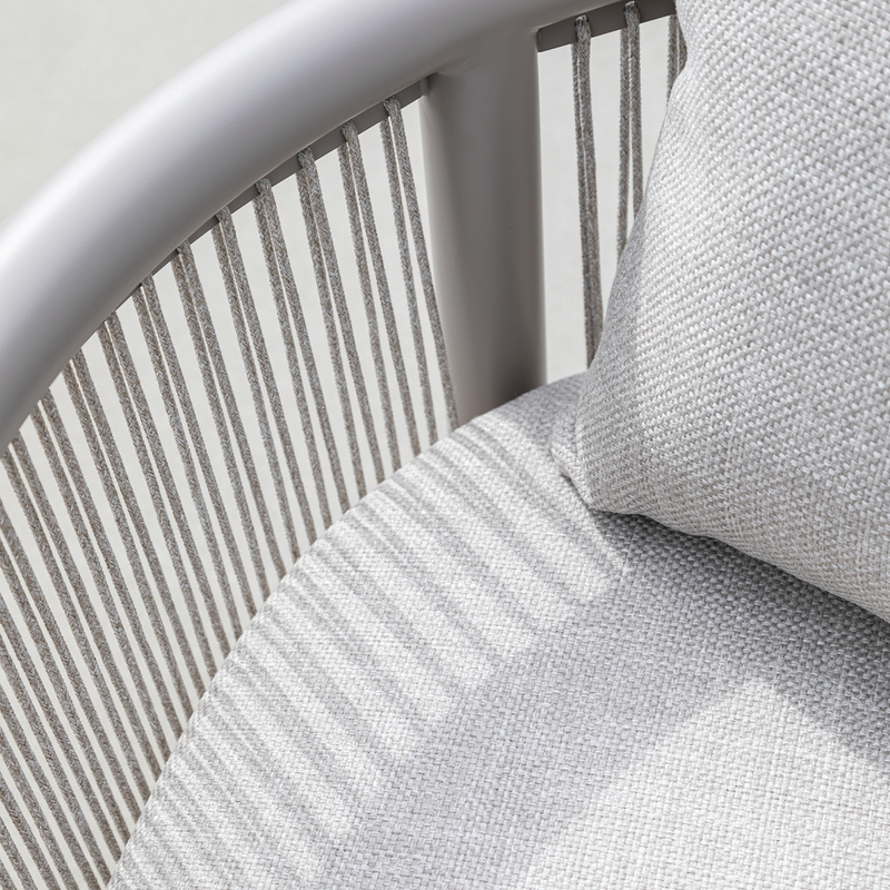 Kirra Lounge hjørnesofa i sandfarget olefin-tekstil med aluminiumsramme, modulær utendørs sofa