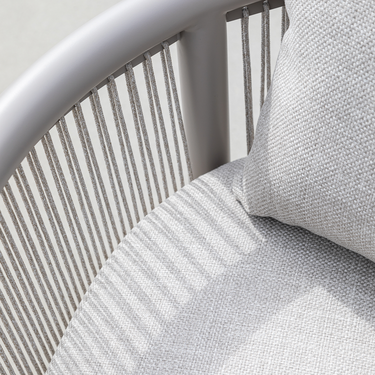 Kirra Lounge Sofa hjørnesofa i sandfarget olefin-tekstil med aluminiumsramme i uterom.