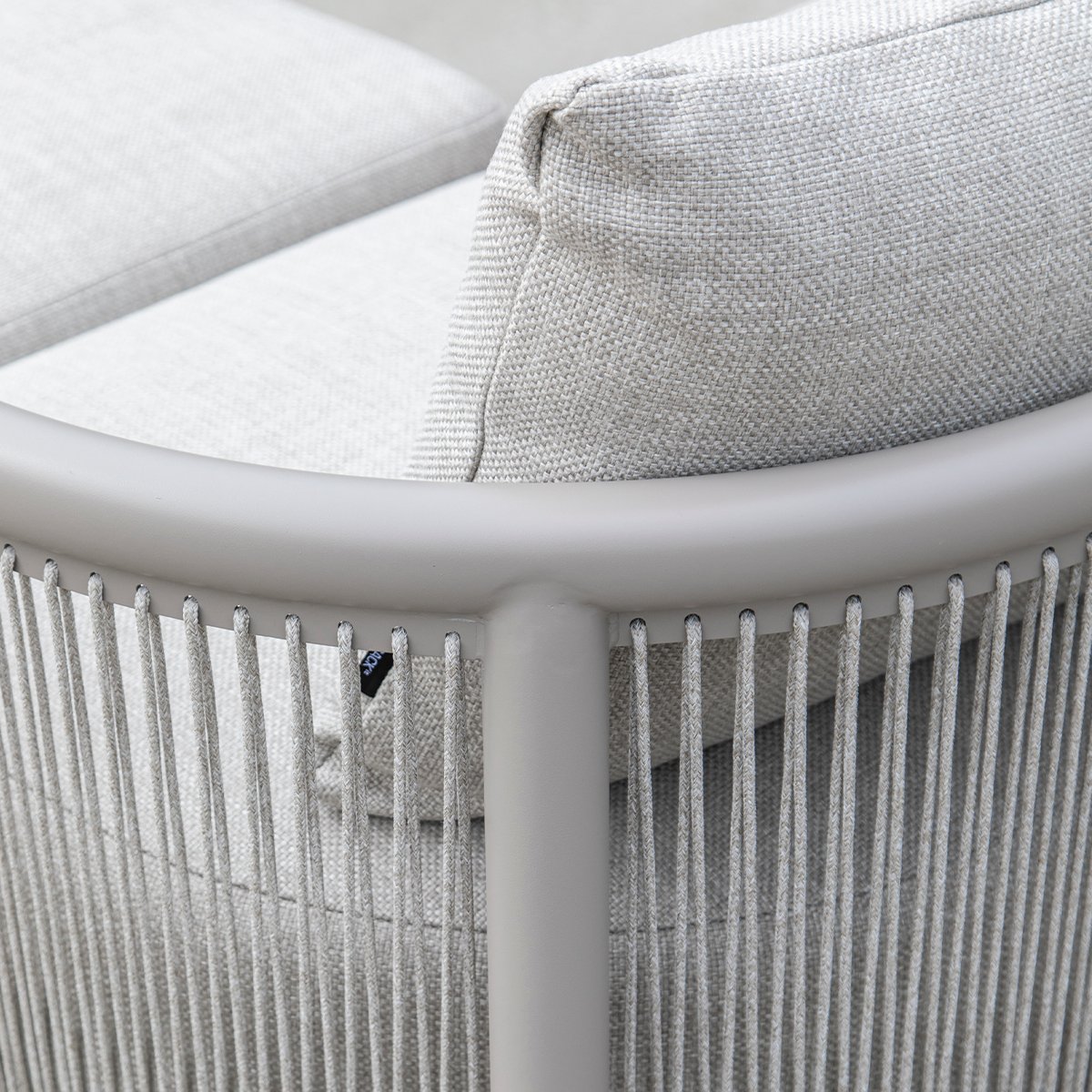 Kirra Lounge Sofa hjørnesofa i Kirra Sand med aluminiumsramme og olefin-tekstil, utendørs bruk.