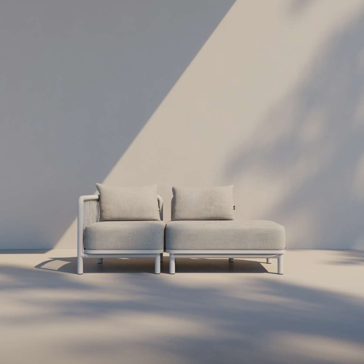 Kirra Lounge Sofa i Kirra Sand med åpen venstre ende i pulverlakkert aluminium og olefin-tekstiler.