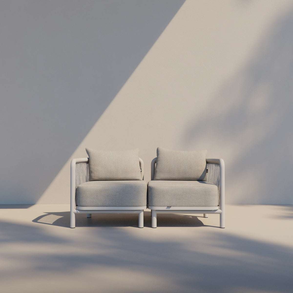 Kirra Lounge Sofa 2-seter i Kirra Sand med aluminiumsramme og olefin-tekstil, utendørs.