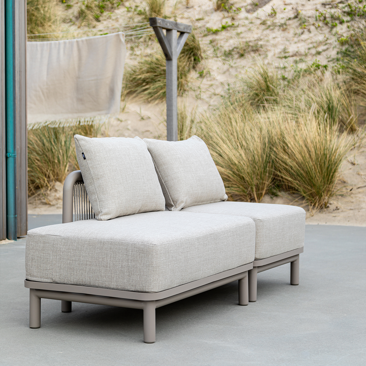 Kirra Lounge Sofa i Kirra Sand med åpen venstre ende, aluminiumsramme og olefin-tekstiler.