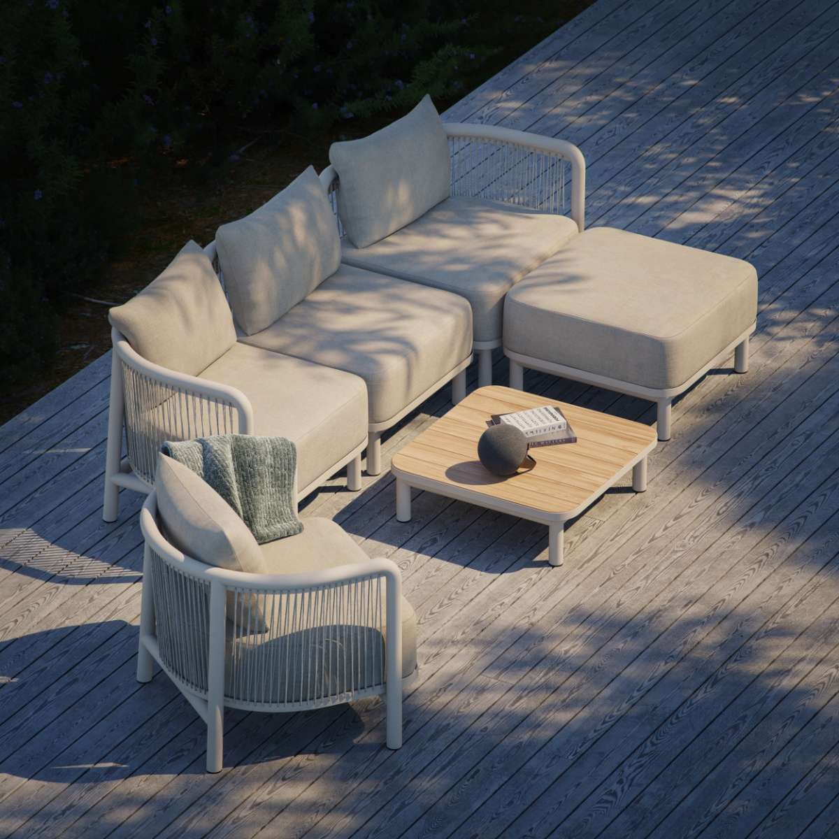 Kirra Lounge Sofa 2-seter i sandfarge med Kirra bord i pulverlakkert aluminium og teak, utendørs setting.