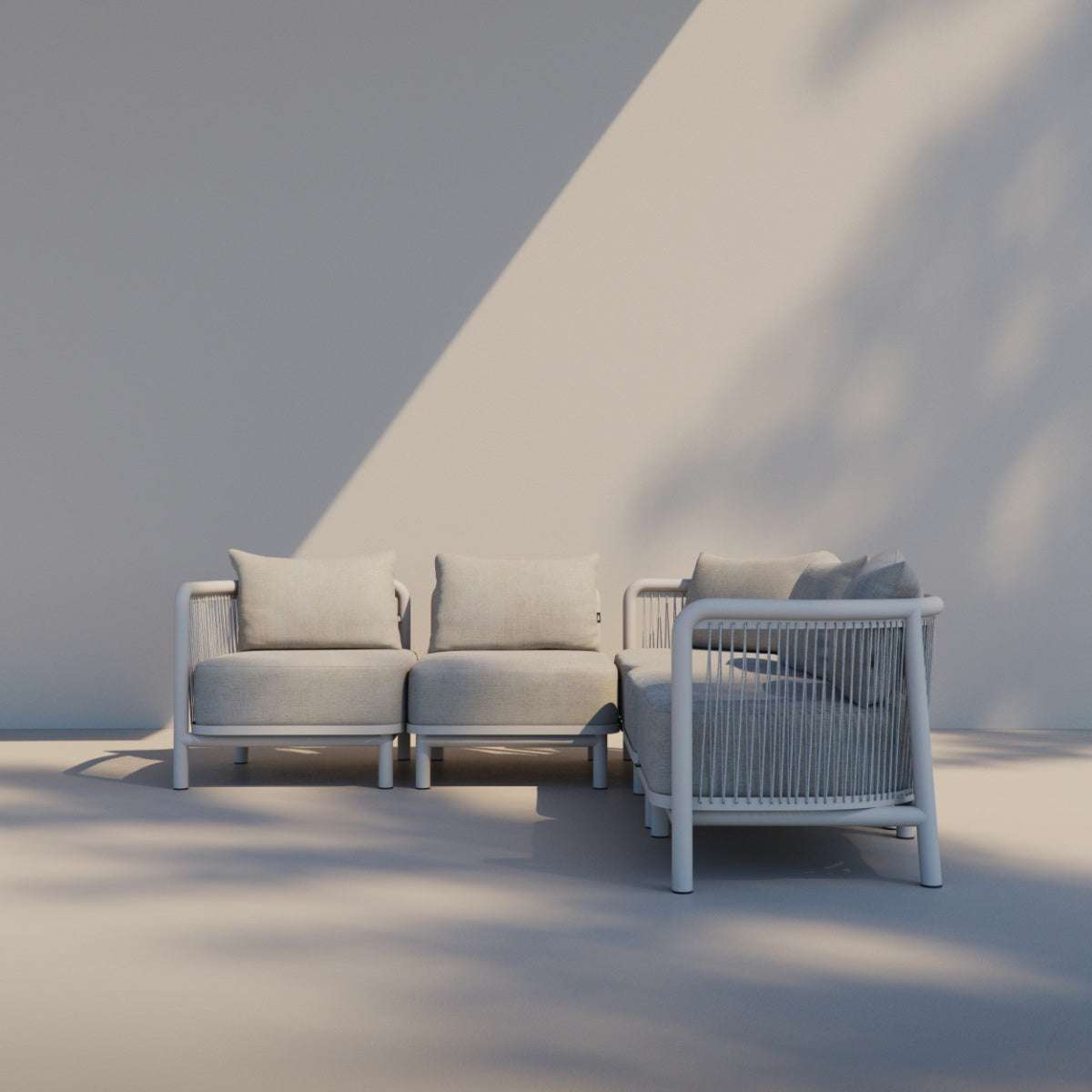 Kirra Lounge Sofa hjørnesofa i sandfarget olefin-tekstiltrekk med pulverlakkert aluminiumsramme.