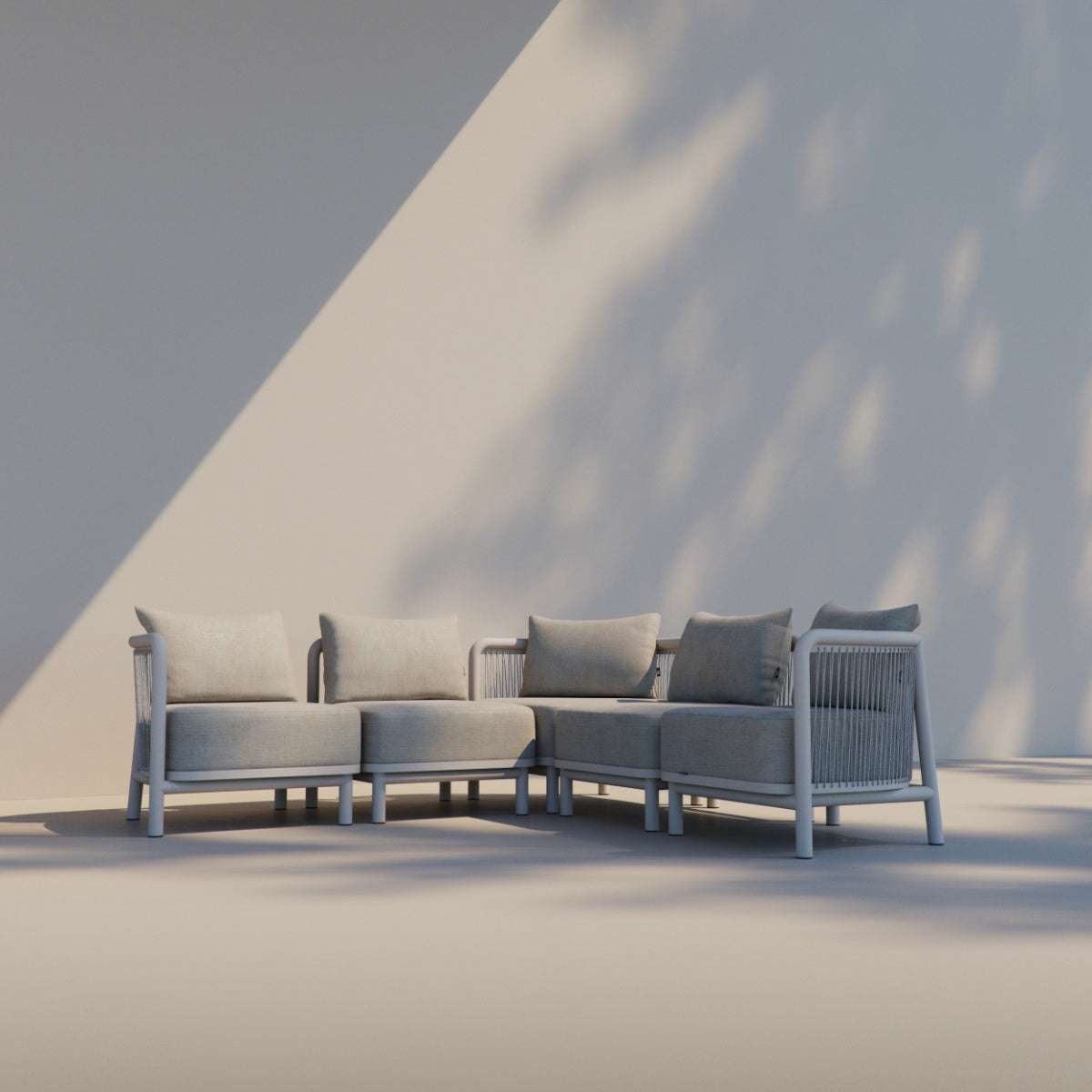 Kirra Lounge hjørnesofa i sandfarget olefin-tekstiltrekk med aluminiumsramme, utendørs bruk.