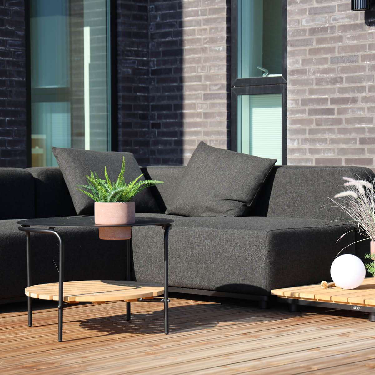 Cobana Lounge Sofa hjørnesofa i svart med pulverlakkert aluminiumsramme og olefintekstiler.