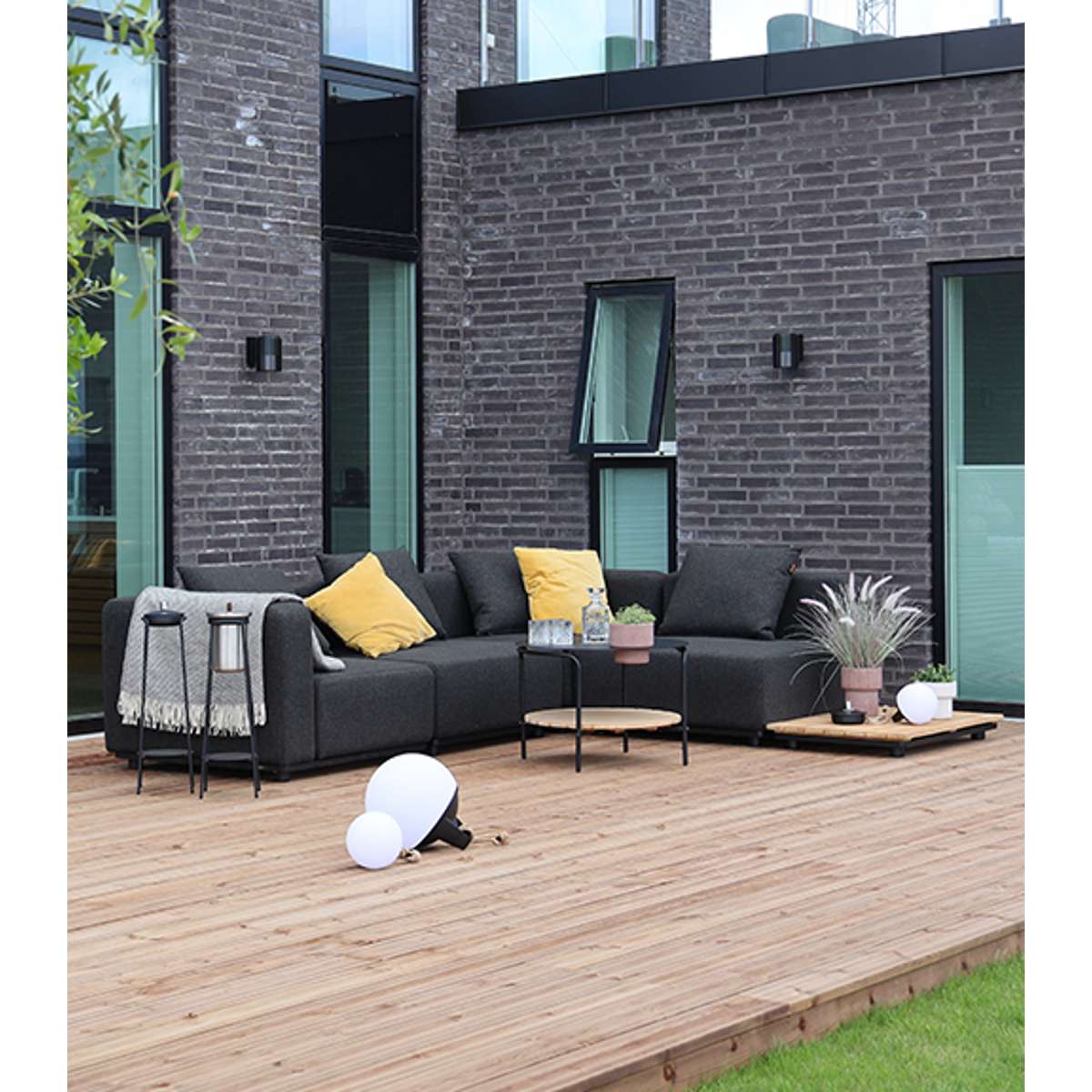 Cobana Lounge Sofa 4-seters hjørnesofa i svart med pulverlakkert aluminiumsramme og puter i olefintekstiler.