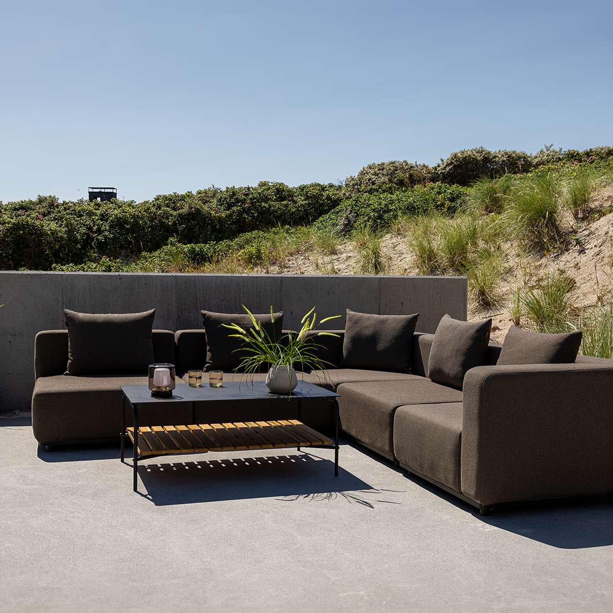 Cobana Lounge Sofa hjørnesofa i svart med modulbasert design og puter i olefintekstil.