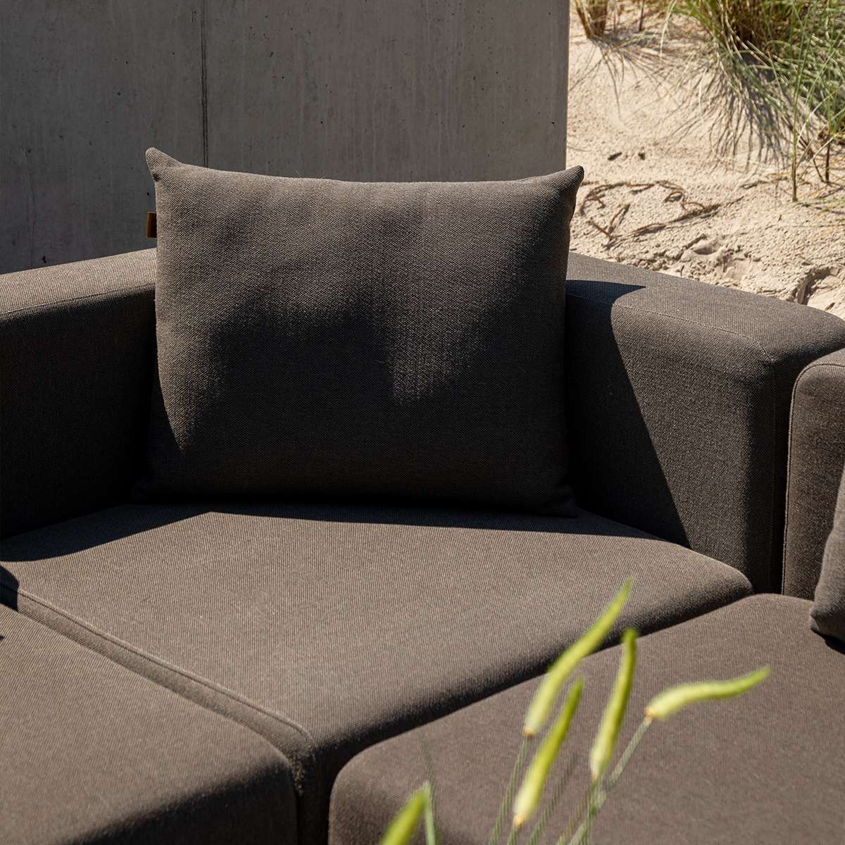 Cobana Lounge Sofa 4-seters hjørnesofa i svart med pulverlakkert aluminiumsramme og puter.
