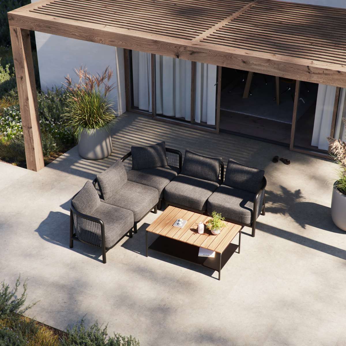 Kirra Lounge Sofa 2-seter i Kirra Sand med aluminiumsramme og olefin-tekstiler i uterom.