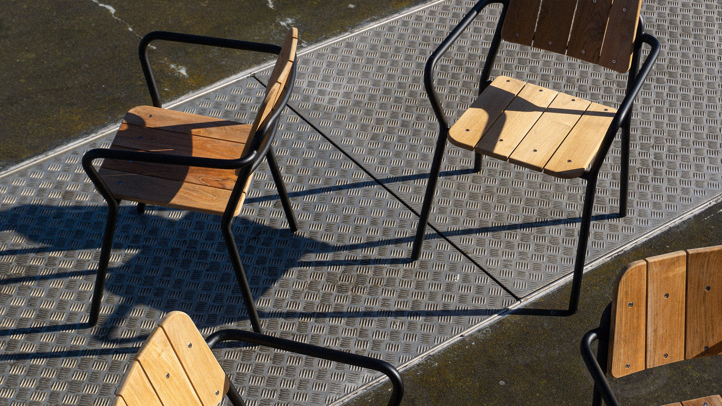 Kirra Patio Chair - Stabelbar terrassestol i teak og pulverlakkert aluminium