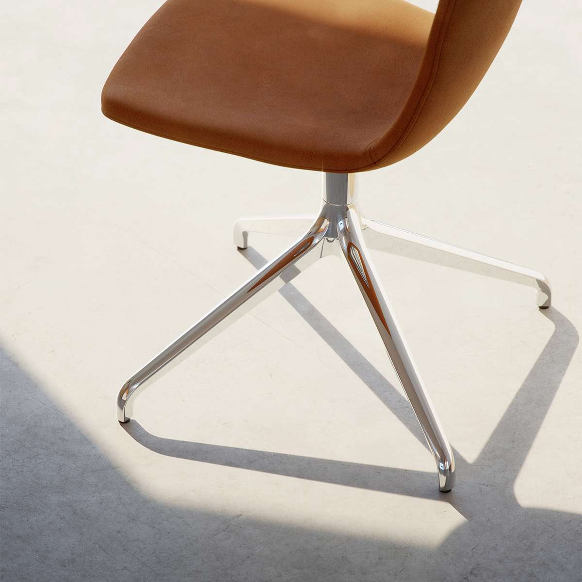 Chair no. One S1 spisestol med dreiefot i polert aluminium, Luna Sandstone farget sete i resirkulert plast og lær.