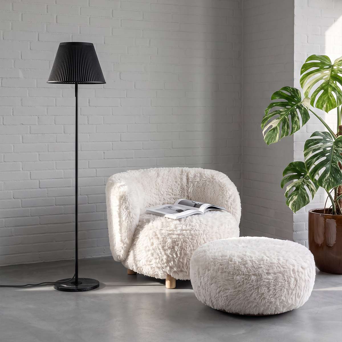 Favn Lounge Chair - Loungestol i sherpa med ben i eik