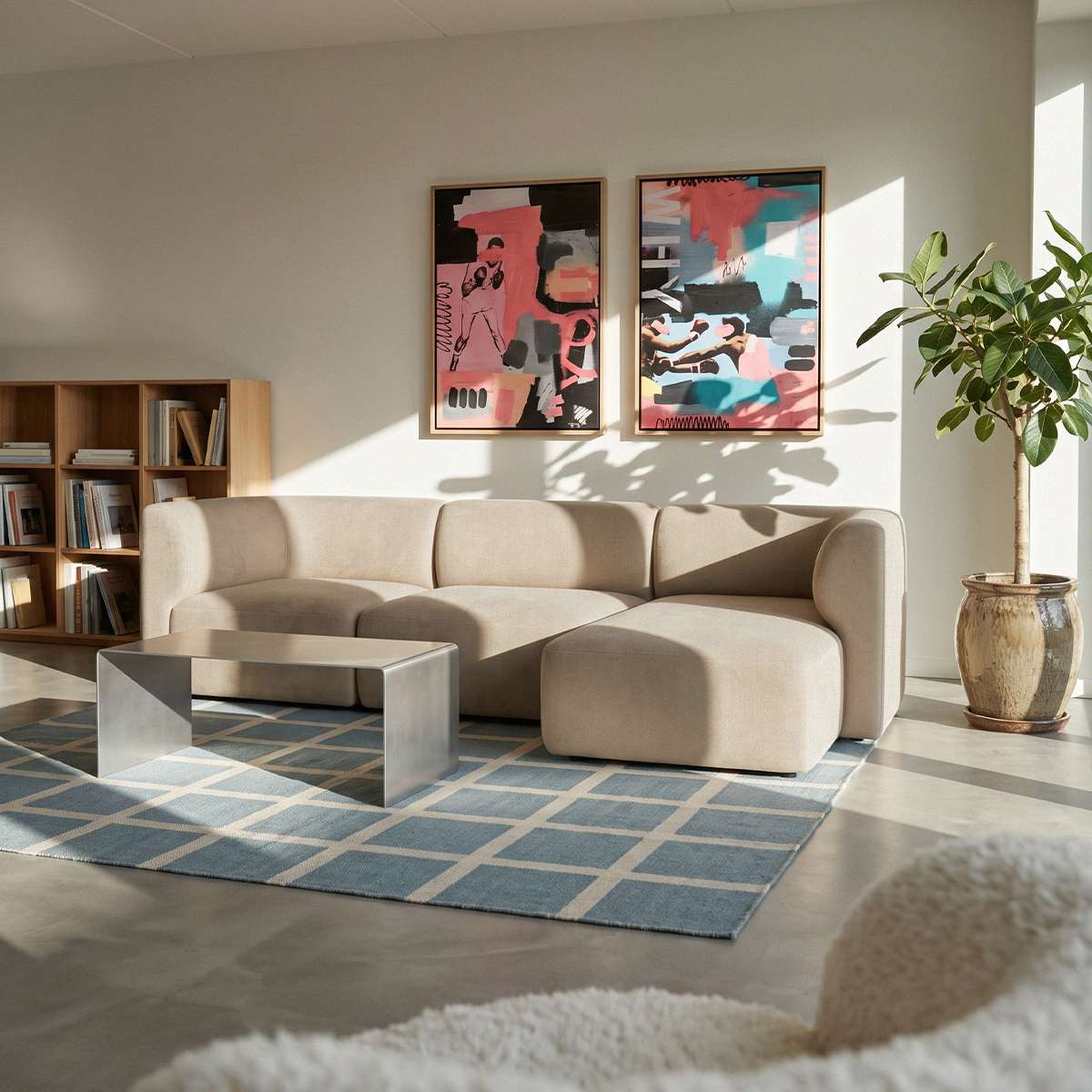 Beige Fjord sofa med høyrevendt sjeselong i lys stue med fargerik veggkunst blått mønstret teppe og grønne planter fra sackit