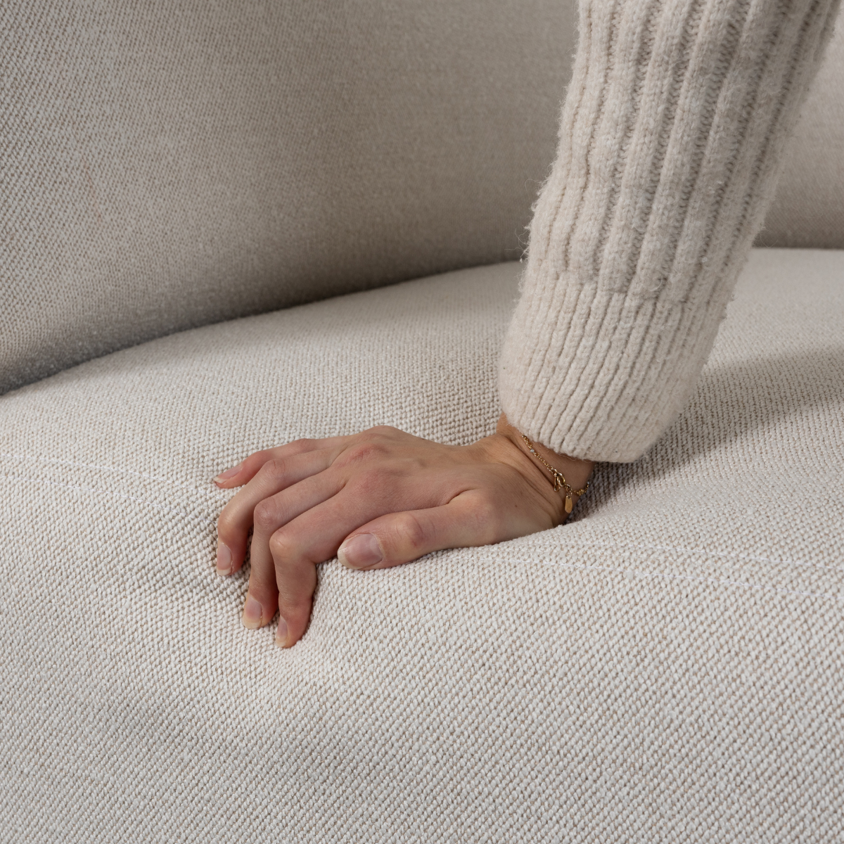 Fjord Sofa 3-seter med myke linjer og skandinavisk design i lyst rom uten puff.