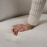 Fjord Sofa 3-seter med myke linjer og skandinavisk design i lyst rom uten puff.
