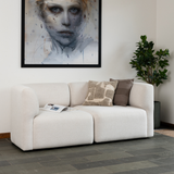 Fjord Sofa 2-seter med myke, avrundede kanter i lyst stoff, skandinavisk design.