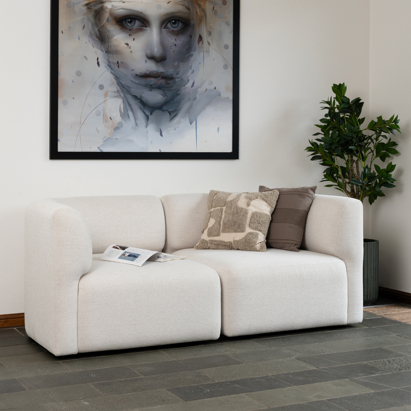 Fjord Sofa 2-seter med myke, avrundede kanter i lyst stoff, skandinavisk design.