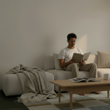 Hjørnesofa med åpen ende i rolig, skandinavisk design uten fargeangivelse.