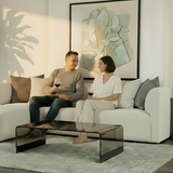 Hjørnesofa med myke linjer og avrundede kanter i lyst stoff i et moderne, skandinavisk hjemmemiljø.