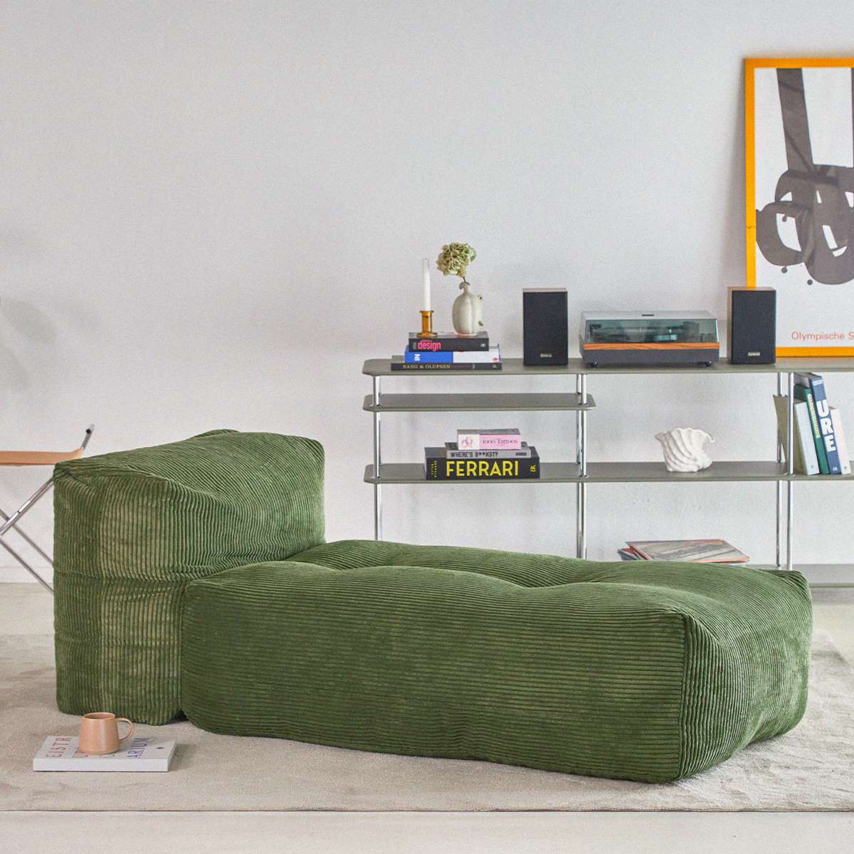 Soft Sofa Indoor lounger i olivengrønn corduroy med myk, modulær design og avtakbart trekk.